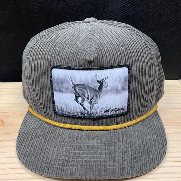 Gorra de camionero de pana de cinco paneles con parche de ciervo corriendo, color loden/dorado