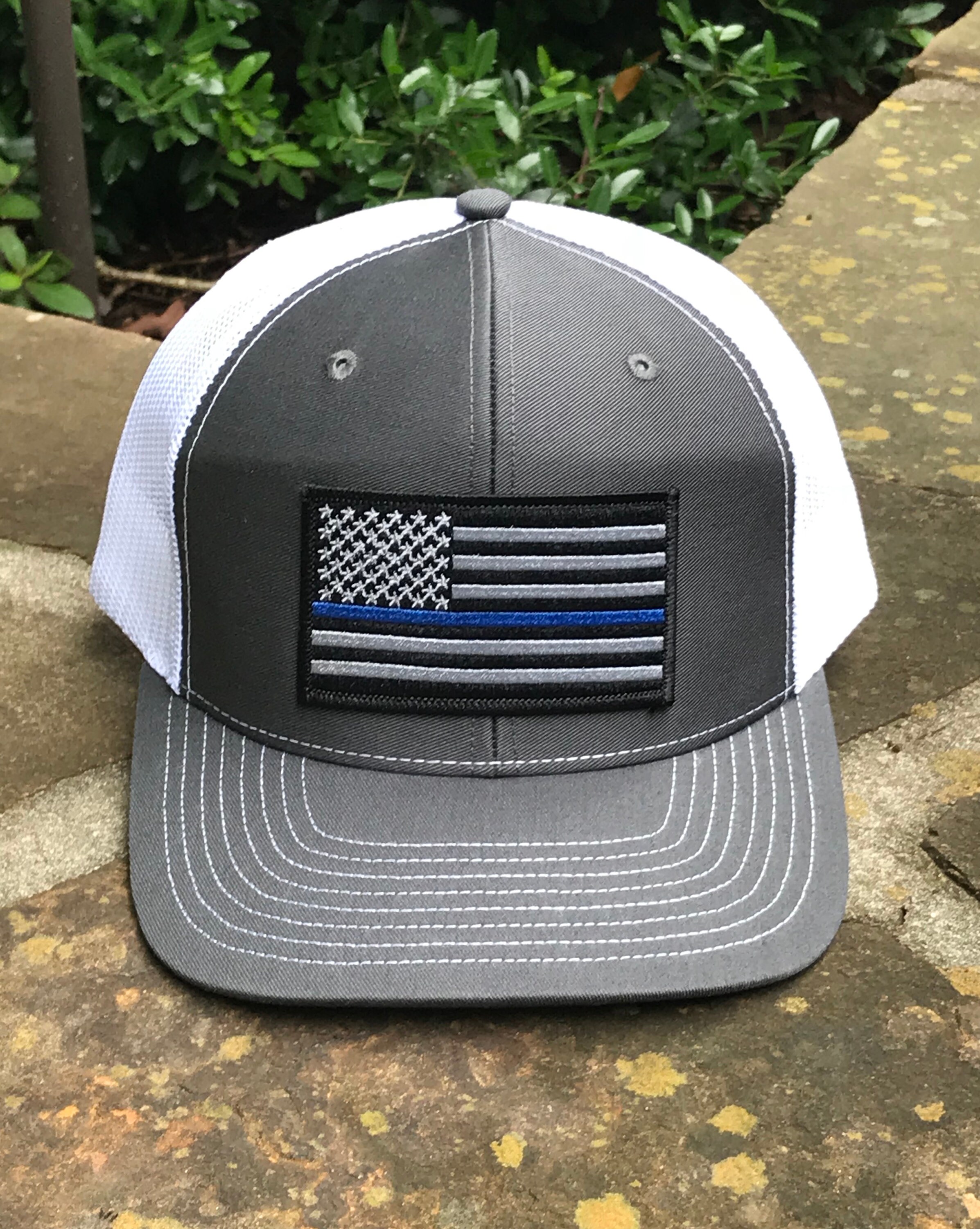 Dünne Blue Line Patch Trucker Hat Holzkohle/Weiß