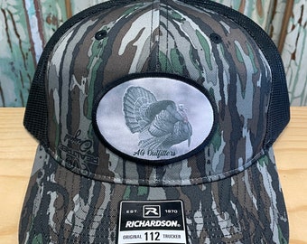 Full Strut Turkey Patch Trucker Hat Snap Back Realtree Original / Negro
