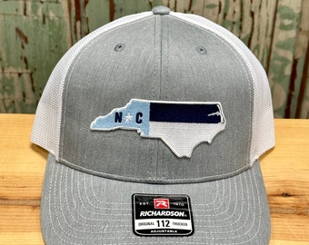 Cappello da camionista con toppa per il giorno della partita della North Carolina State, colori della squadra
