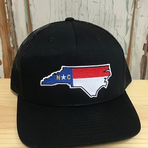 Casquette trucker NC avec écusson drapeau de l&#39;État de la Caroline du Nord noir