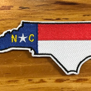 Écusson drapeau de l&#39;État de Caroline du Nord 4,20 po. L x 2,25 po. H
