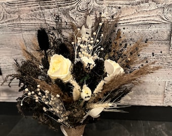 Bouquet de mariage gothique avec roses noires, pampas et fleurs sombres - Parfait pour les mariages sur le thème d'Halloween