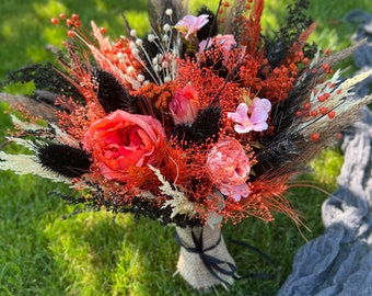 Ramo de Halloween con flores secas, rosas artificiales, detalles negros espeluznantes, arreglo otoñal naranja para el hogar o una boda gótica.