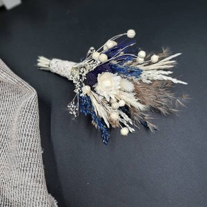 Classic Navy Blue & Ivory Boutonniere: Rustic Wedding Accessory, Dried Fall Elegance, Ideal for Groomsmen and Celebratory Occasions