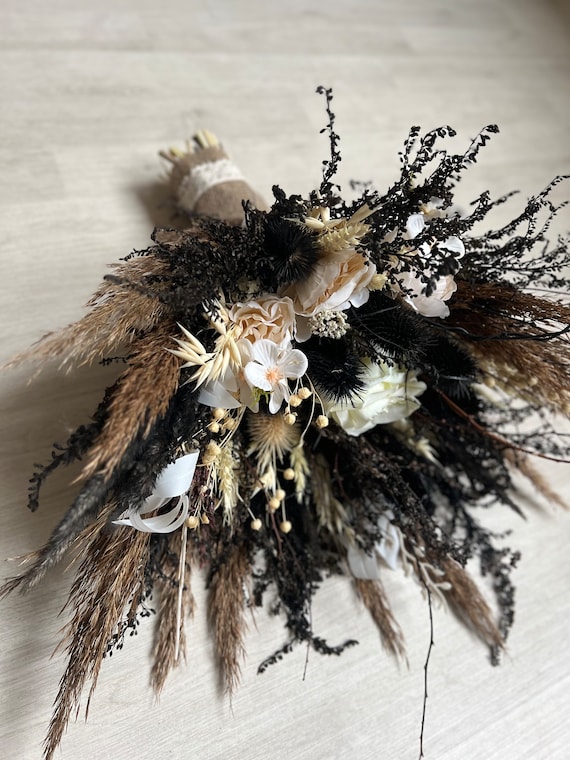 Gotischer schwarzer Trockenblumenstrauß: Einzigartiger gotischer Hochzeits-Brautstrauß. Schwarzer Blumenstrauß mit Trockenblumen. Getrocknete Blumenarrangements in Vase