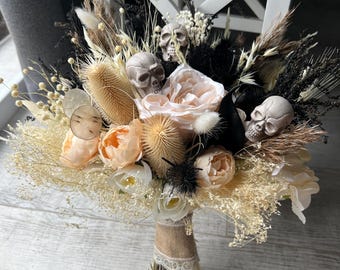 Gothic Halloween Bouquet with Skulls, Black & Ivory Flowers, Spooky Decor, Dried Flowers Artificial Roses, Unique Dark Floral Arrangement