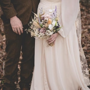 Ramo de novia bohemio de lavanda con algodón, eucalipto y cardo: regalo de flores secas rústicas para novias, ramo de flores silvestres.
