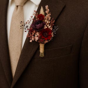 Groom Boutonniere Burgundy Red and Purple Dried Flower Pin – Rustic Wedding Boho Corsage for Men, Fall Groom Accessory
