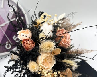 Ramo de novia gótico de flores secas negras: un ramo de novia alternativo y único, arreglo floral oscuro para Halloween.