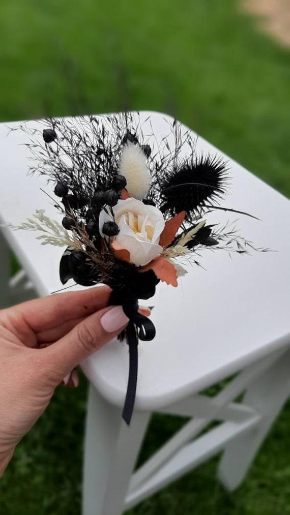 Black&white Flower Boutonniere for Wedding, Halloween Wedding, Black Flower  Crown, Men's Lapel Flower Goth Bout, Black Groom Boutonniere - Etsy
