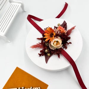Autumn Wrist Corsage in Terracotta and Burgundy – Dried Flower Bracelet for Bridesmaid or Wedding Guest – Boho Floral Gift Idea