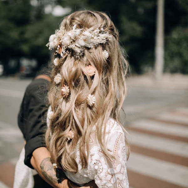 Pastellrosa und weißer Trockenblumen-Haarkamm: Boho-Hochzeits-Haarschmuck für die Braut. Haarteil mit natürlichen Blumen für Frauen. Rosa Haarranke