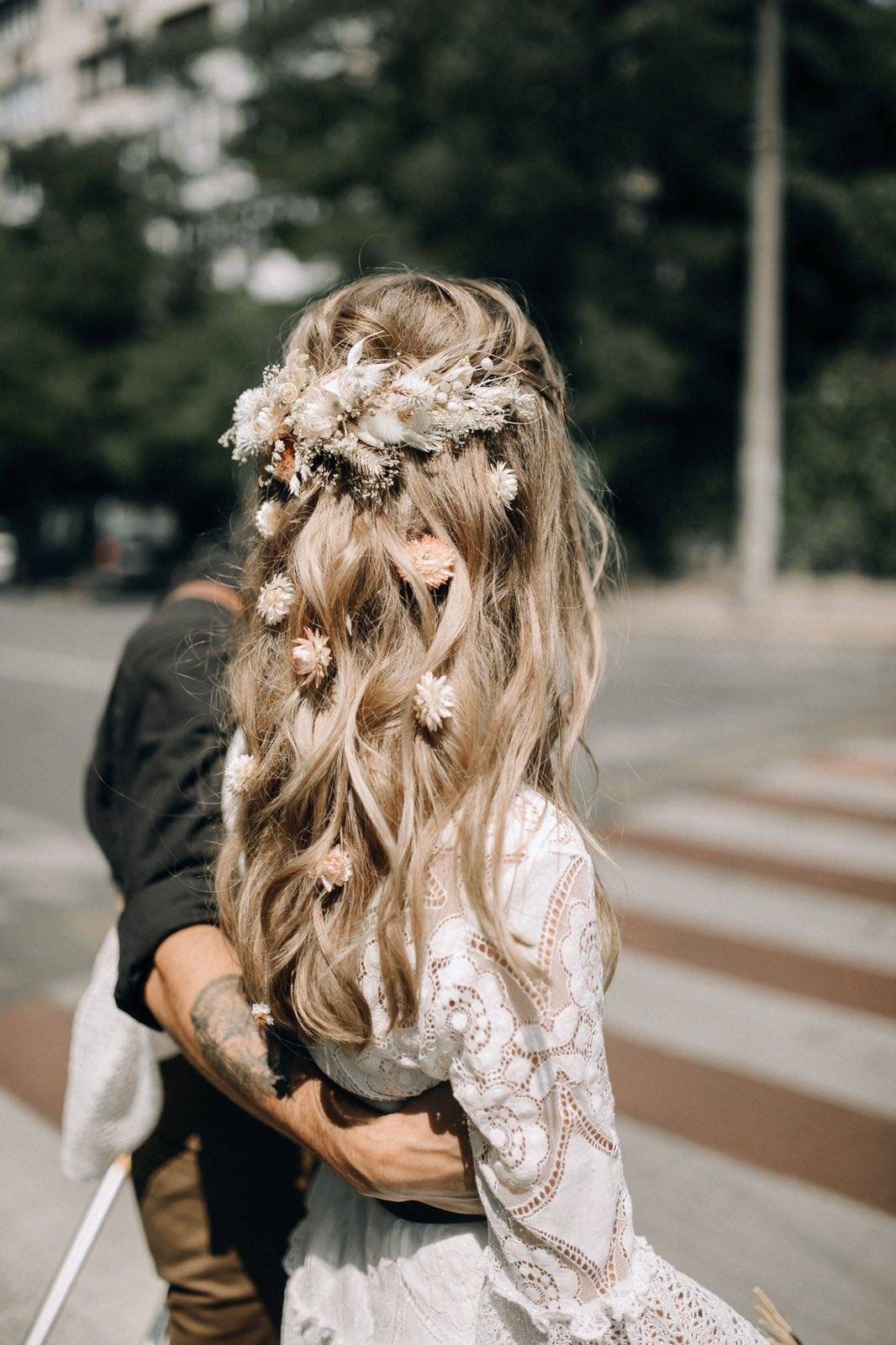 5 Fantastic Beach Wedding Hairstyles with Flower Decorations - Pretty  Designs