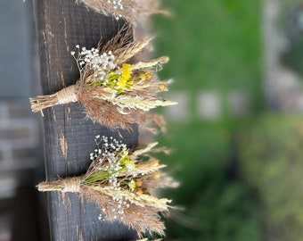Boutonniere de flores secas amarillas, prendedor rústico para novios, boutonniere de boda boho, flor de solapa para padrinos de boda, boutonniere floral hecho a mano