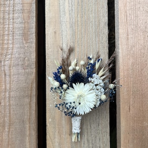 Boho Boutonniere, Marineblauw en Ivoor Gedroogde Bloemen, Gestabiliseerde Daisy Wedding bruidegom pin, Rustieke Boho Boutonniere voor Groomsmen