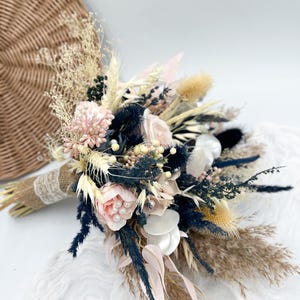 Ramo de novia azul marino y rosa ruborizado: flores secas y artificiales, ramo de novia rústico bohemio, elegante recuerdo con perlas