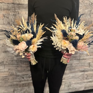 Elegante ramo de pampas rosadas y azul marino: arreglo de flores secas para la novia en rubor y azul | Ramo de boda elegante con detalles en azul marino