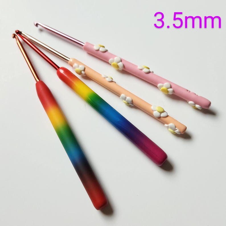 May include: Four crochet hooks with different colored handles. The handles are decorated with white daisies. The hooks are 3.5 mm in size.