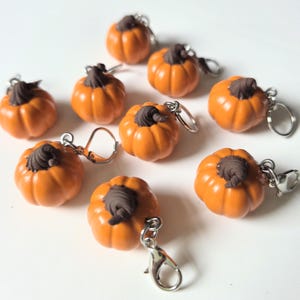 Handgjorda polymerlera miniatyr Halloween pumpa maskmarkörer för virkning eller stickning