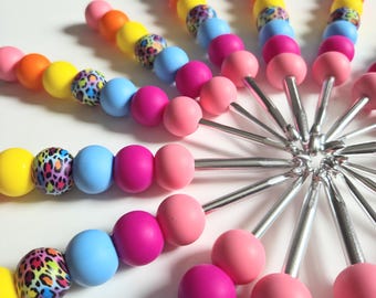 Ganchillos ergonómicos de silicona brillante y colorido con cuentas: agarre cómodo, mangos hechos a mano, regalo perfecto para crocheteras. Tamaños: 2 mm - 6 mm.