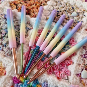 Handmade Polymer Clay Crochet Hook In Rainbow Pastel Ombre image 2