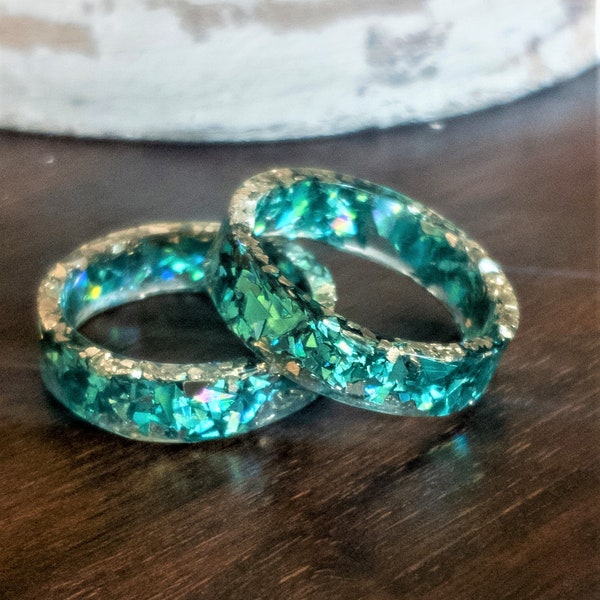 Tanta brillantezza in questo anello! Verde turchese e blu, cambiamento di colore ad ogni svolta e scaglie di metallo argentato