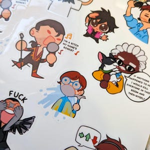 Puede incluir: Una taza de cerámica blanca con un asa negra y el texto "But First, Coffee" en negro, con una fuente de estilo manuscrito. La taza está sobre una superficie blanca.