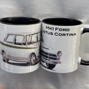 Może przedstawiać: Dwa białe ceramiczne kubki z czarnymi uchwytami. Jeden kubek przedstawia czarno-białą ilustrację białego Forda Lotus Cortina. Drugi kubek ma napis "MK1 FORD LOTUS CORTINA" wydrukowany czarnym kolorem.