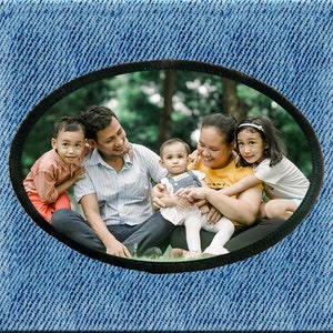 Peut inclure: Une famille de cinq personnes pose pour une photo dans un parc. Les parents sont assis sur le sol avec leurs trois enfants. L'enfant le plus âgé se tient derrière les parents, tandis que les deux plus jeunes sont assis sur les genoux des parents. La famille sourit et regarde la caméra.