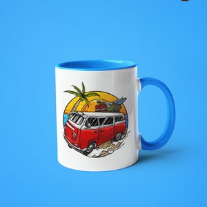 Può includere: Tazza in ceramica bianca con bordo e manico blu. La tazza presenta un'illustrazione colorata di un furgone vintage rosso con tavole da surf sul tetto che guida su una spiaggia con una palma e un sole giallo.