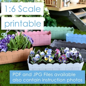 Könnte beinhalten: Druckbare 1:6-Maßstab-Blumentopfvorlagen. Das Bild zeigt sechs Blumenkästen in verschiedenen Farben, darunter rosa, blau, grün und grau. Die Blumenkästen sind aus Papier und haben einen gewellten Rand. Das Bild enthält auch einen Textüberlagerung, der "1:6 Scale printable" und "PDF and JPG Files available also contain instruction photos" lautet.