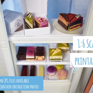 Könnte beinhalten: Ein weißer Puppenhaus-Bäckereiauslagenkasten mit Regalen, die mit Miniaturkuchen und Gebäck gefüllt sind. Der Kasten ist mit "Doll Bakery" beschriftet und hat ein Schild mit der Aufschrift "1:6 Scale Printable".