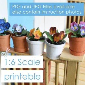 Könnte beinhalten: Fünf Topfpflanzen aus Papier im Maßstab 1:6. Die Blumen sind lila, blau und orange. Die Töpfe sind braun und weiß. Der Text "PDF and JPG Files available also contain instruction photos" und "1:6 Scale printable" ist im Bild sichtbar.