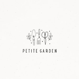 Vorgefertigtes Logo Petite Garden Design, Florale Stiefel Illustration, Botanisches Branding Kit für Gartenblogger oder Shop, Handgezeichnetes Gartendesign,