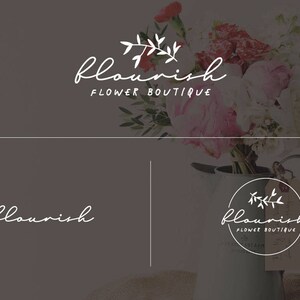 Może przedstawiać: Białe logo z tekstem "flourish flower boutique" i prostym wzorem kwiatowym. Logo jest wyświetlane na szarym tle.
