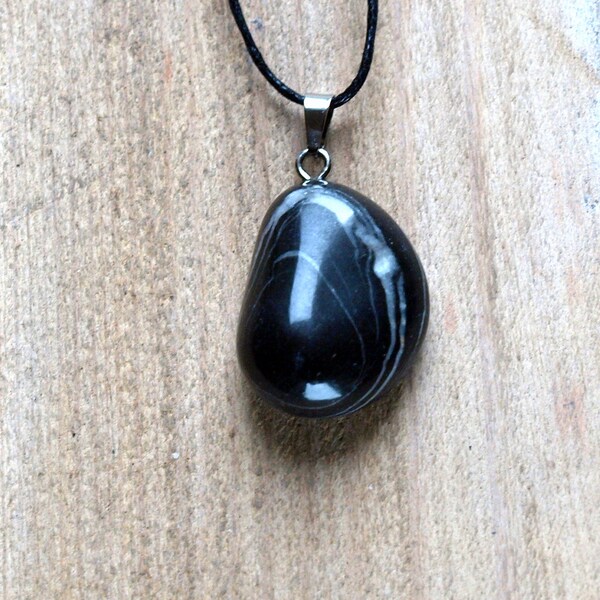 Collier pendentif en galet de plage poli à la main,  pierre naturelle à dominante noir, cordon coton ciré et perles de laves