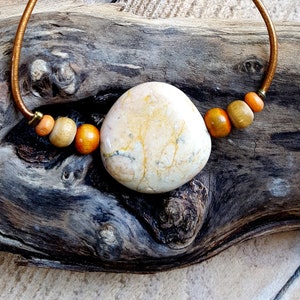 Hand-polished beach pebble bracelet and beads, adjustable in bronze leather, bead lock. Unique handmade product.
