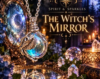 Może przedstawiać: Srebrzysty naszyjnik z wisiorkiem w kształcie sferycznej, opalizującej kuli zamkniętej w misternym drucie z motywem liścia. Tekst głosi SPIRIT & SPARKLES THE WITCH'S MIRROR, na tle lustra i kryształów.
