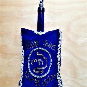 Cubierta de botella de terciopelo azul con granadas y flores, diseño original hecho a mano en Israel, regalo de boda Judaica, Shabat