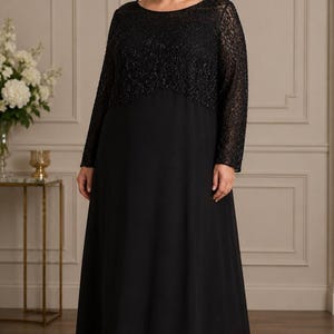 Puede incluir: Vestido largo negro con corpi&ntilde;o con cuentas y mangas largas. El vestido tiene una falda fluida y un escote redondo. La mujer de la imagen lleva el vestido en una habitaci&oacute;n bien iluminada.