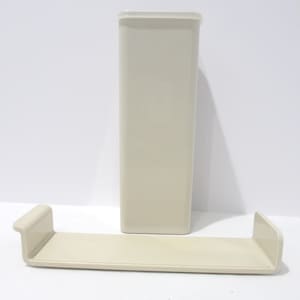 Puede incluir: Un recipiente rectangular de plástico beige y una bandeja a juego con bordes curvos. El recipiente es alto y estrecho, mientras que la bandeja es larga y plana. Ambos artículos están hechos de un material liso y sólido.