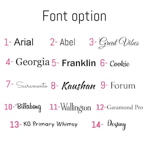 Puede incluir: Una lista de 14 opciones de fuentes diferentes, numeradas del 1 al 14, con el nombre de la fuente escrito en el estilo de fuente correspondiente. Los nombres de las fuentes son: Arial, Abel, Great Vibes, Georgia, Franklin, Cookie, Sacramento, Kaushan, Forum, Billabong, Wallington, Garamond Pro, KG Primary Whimsy y Destiny.