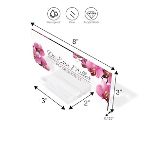 Puede incluir: Un letrero de escritorio de acr&iacute;lico transparente con un dise&ntilde;o floral y el texto "Dr. Erin Miller, Psic&oacute;loga". El letrero mide 20,3 cm de ancho, 7,6 cm de alto y 0,3 cm de grosor.