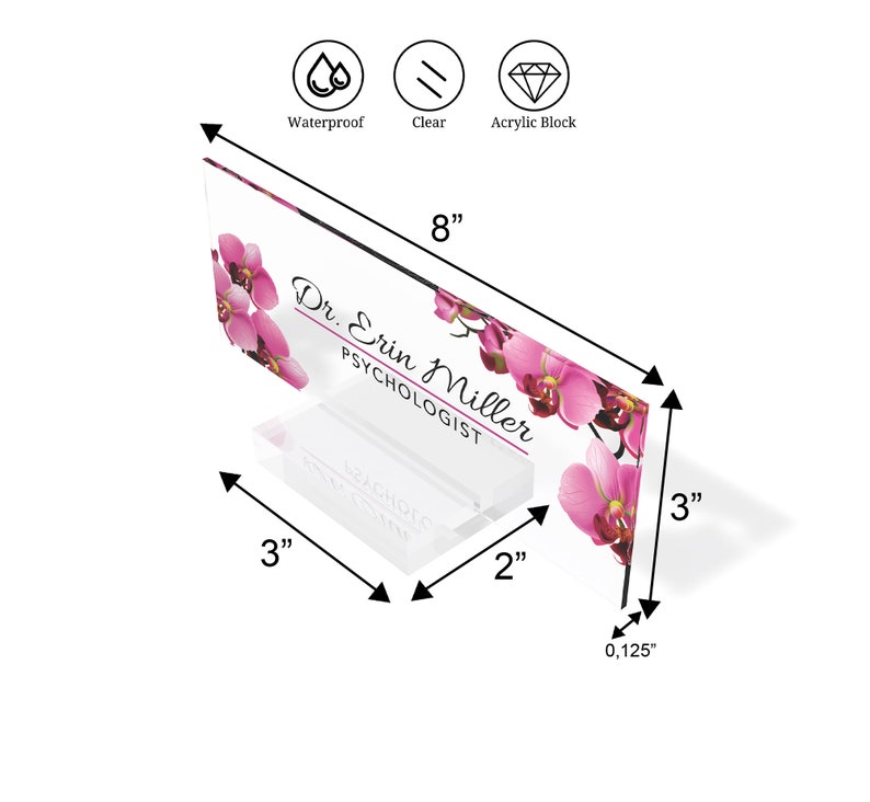 Puede incluir: Un letrero de escritorio de acr&iacute;lico transparente con un dise&ntilde;o floral y el texto "Dr. Erin Miller, Psic&oacute;loga". El letrero mide 20,3 cm de ancho, 7,6 cm de alto y 0,3 cm de grosor.