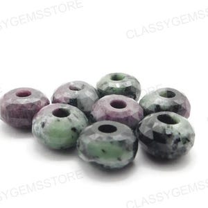 Peut inclure: Un ensemble de perles de pierres précieuses facettées dans des tons de vert, de violet et de noir. Chaque perle est percée en son centre, idéale pour l'enfilage. Ces perles sont parfaites pour la création de bijoux.