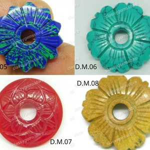 Puede incluir: Cuatro colgantes de piedra tallados en forma de flor con un agujero en el centro. Los colgantes son azules, verdes, rojos y amarillos.