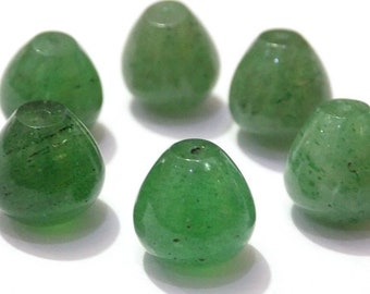 Puede incluir: Seis cuentas de piedra aventurina verde. Cada cuenta tiene forma de lágrima con una superficie pulida y un pequeño agujero. Las cuentas son de un color verde vibrante con sutiles variaciones de tono. Ideales para bisutería.