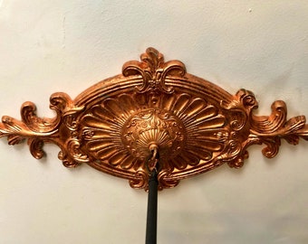 Medallón de techo victoriano antiguo dorado de cobre