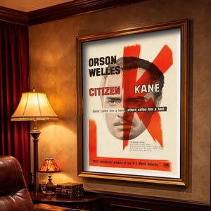 Può includere: Un poster cinematografico incorniciato per "Citizen Kane" con Orson Welles. Il poster ha una cornice dorata ed è montato su un muro. Il testo include "ORSON WELLES" e "CITIZEN KANE". Il poster è in una stanza con poltrone in pelle e una lampada.